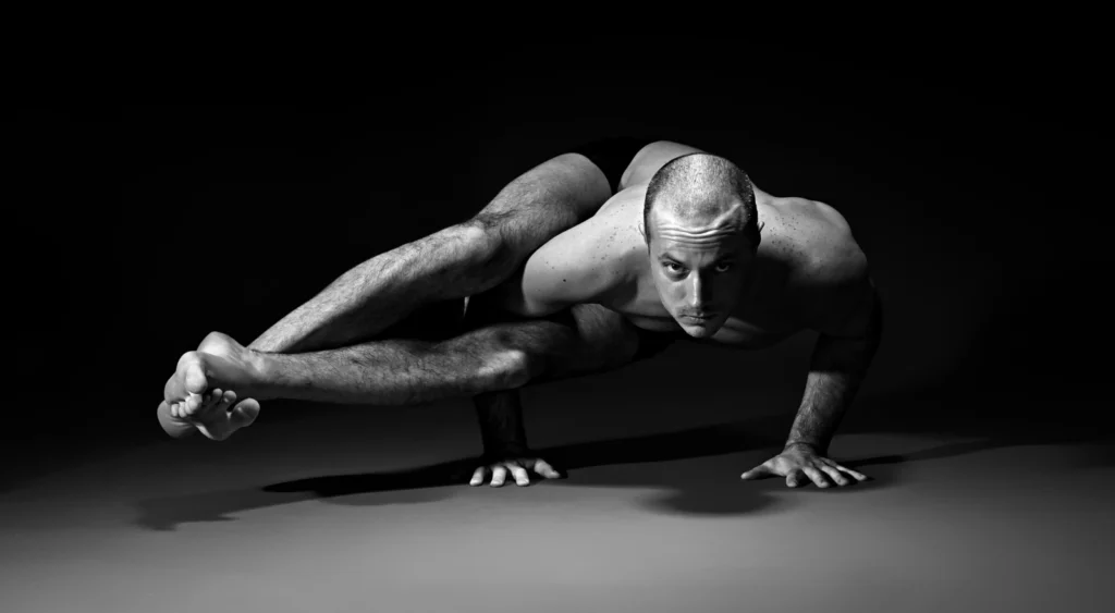 Bartosz Niedaszkowski wykonuje Astavakrasanę