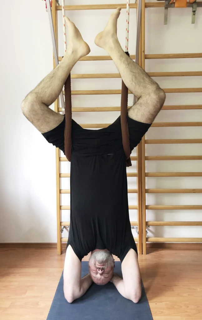 Bartosz Niedaszkowski wisi na linach do jogi