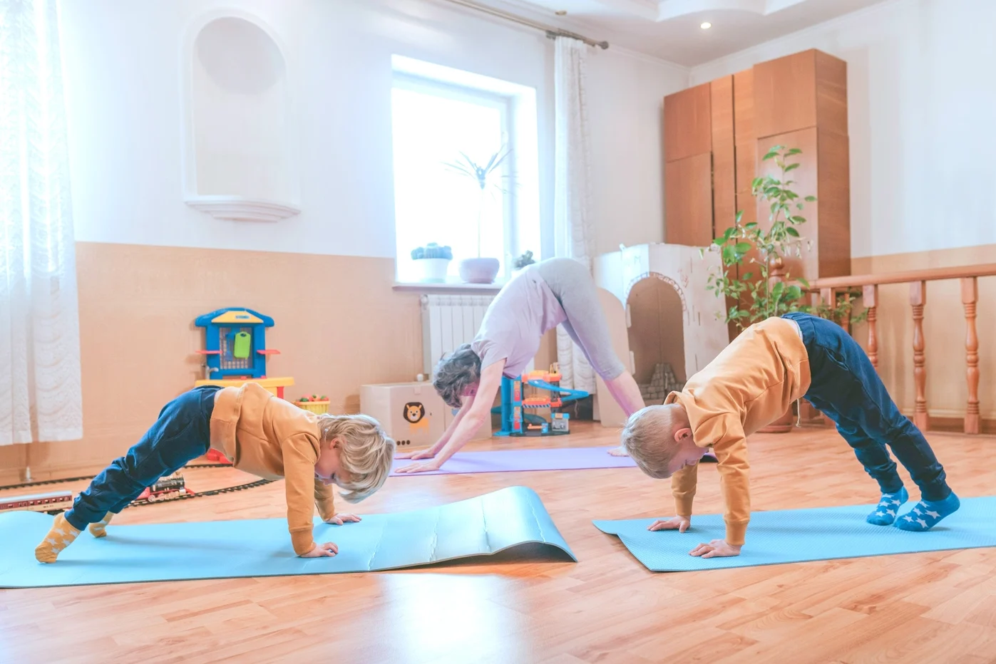 Dzieci ćwiczą jogę w przedszkolu