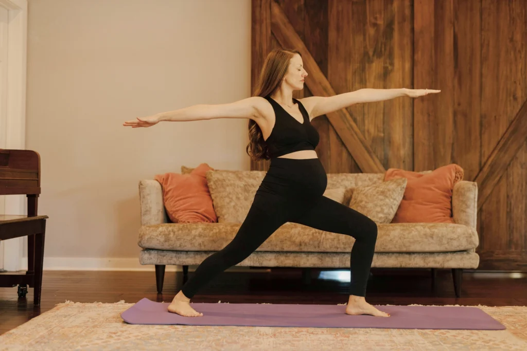 Kobieta w ciąży wykonuje