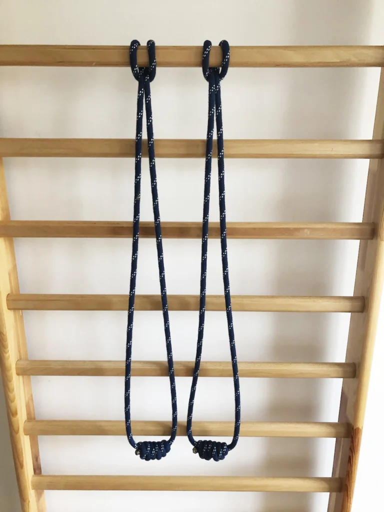 Zawiązane liny wiszące na drabince