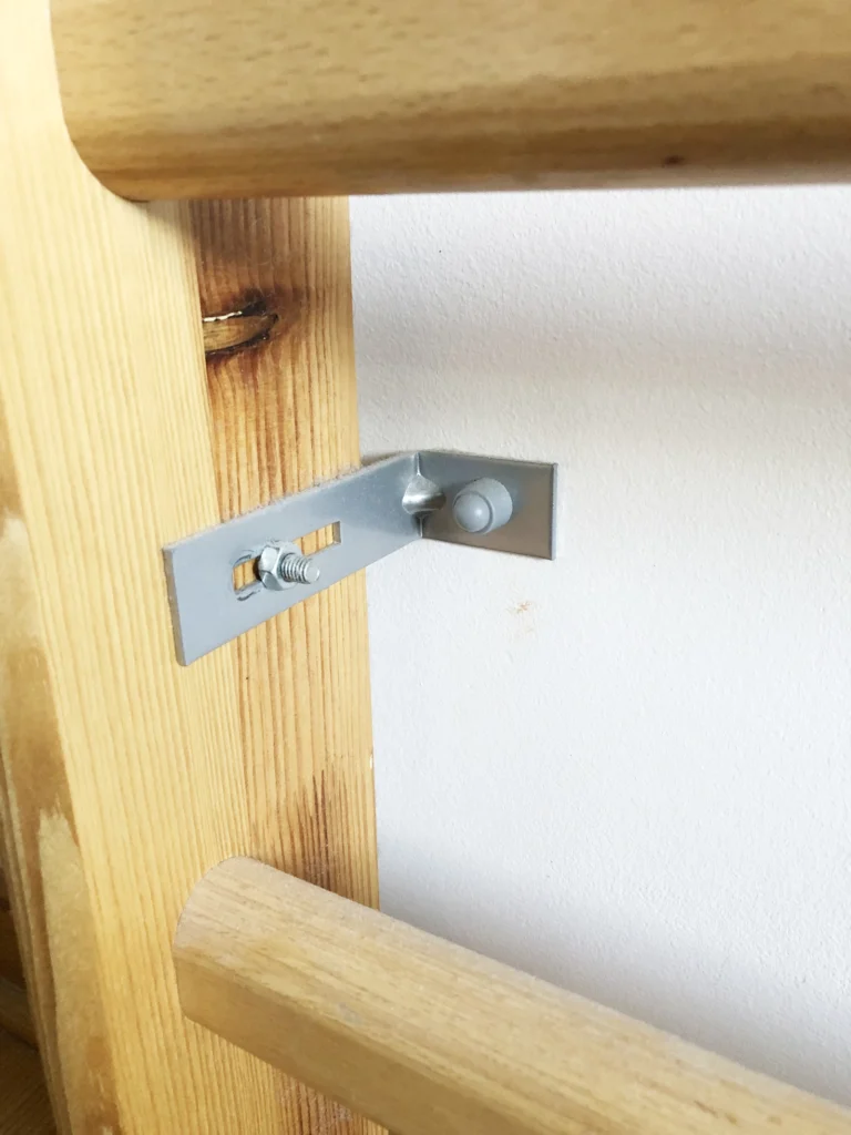 Mocowanie drabinki do ściany