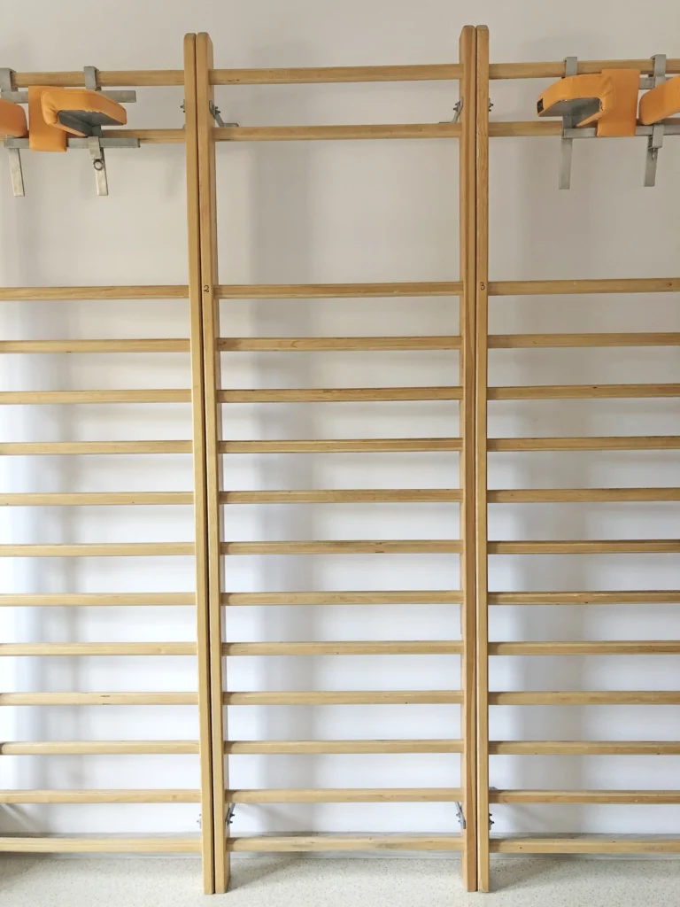 Trzy drabinki gimnastyczne